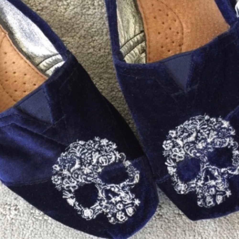 TOMS velvet skull shoes
